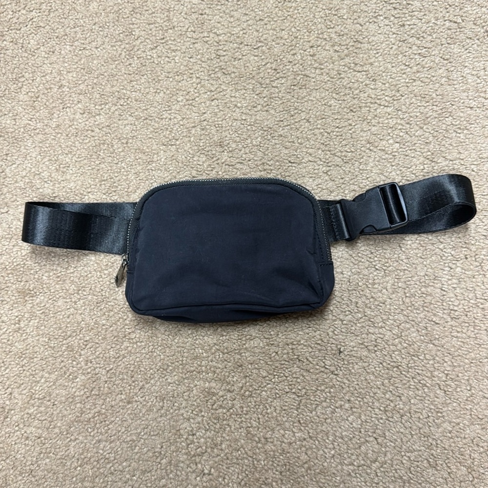 Fannypack crossbody bag. Adjustable strap
